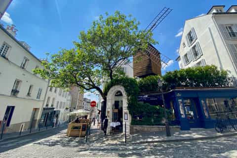 Paris: Secret Montmartre Audio-Guided Walking Tour