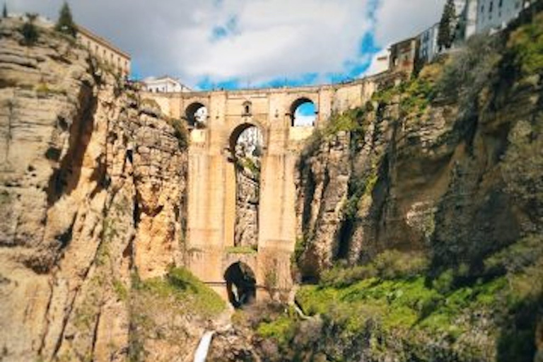 De Sevilha: Traslado Privado de Dia Inteiro para Granada via Ronda