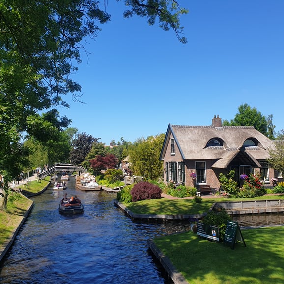 Von Amsterdam aus: Giethoorn Tagesausflug mit kleinem Elektroboot