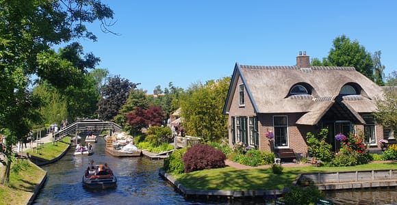 Von Amsterdam aus: Giethoorn Tagestour mit kleinem Elektroboot