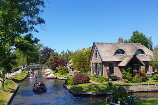 From Amsterdam: Giethoorn Day Trip with Small Electric Boat