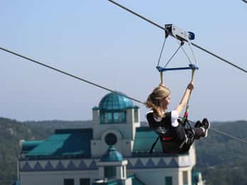 Foxwoods, CT: 33-stöckiges Gebäude mit Zipline-Flugpass Foxwoods, CT: 33-stöckiges Gebäude mit Zipline-Flugpass
