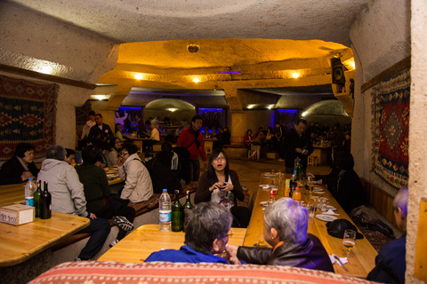 Göreme: Middag och folklustspel på en grottrestaurangGöreme: Middag och folkföreställning på en grottrestaurang