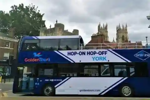 York: Hop-on Hop-off Sightseeing Bus Tour
