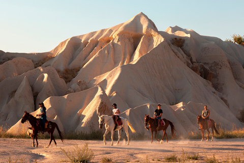 Capadocia: caminata a caballo al atardecer por los valles