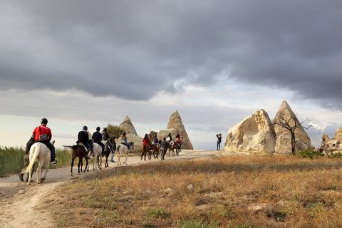 Capadocia: caminata a caballo al atardecer por los valles