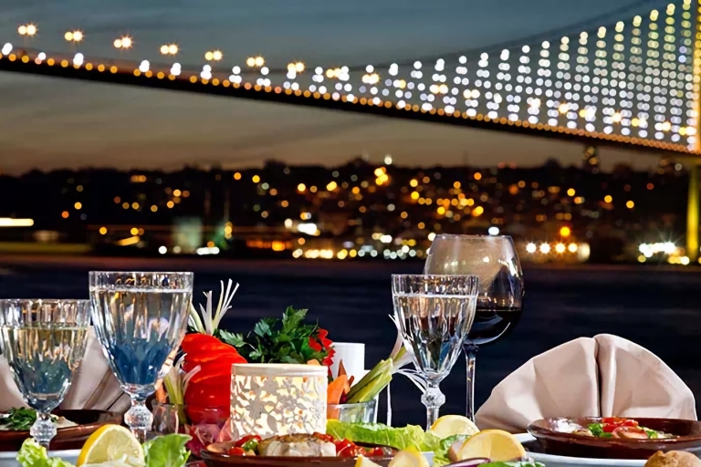 Istanbul: Bootsfahrt mit Abendessen auf dem BosporusDinner-Bootsfahrt mit alkoholischen Getränken