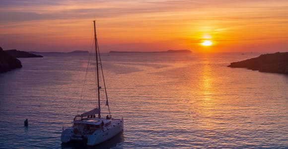 Santorini: Luxury Sunset Cruise with Dinner, BBQ, and Drinks