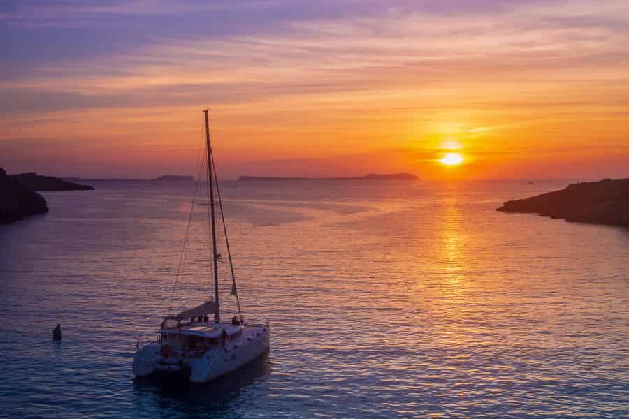 Santorin: Luxuriöse Sonnenuntergangs-Kreuzfahrt mit Abendessen, BBQ und Getränken. Foto: GetYourGuide Santorin: Luxuriöse Sonnenuntergangs-Kreuzfahrt mit Abendessen, BBQ und Getränken. Foto: GetYourGuide