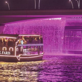 Dubai: Water Canal-cruise og show på La Perle med middag