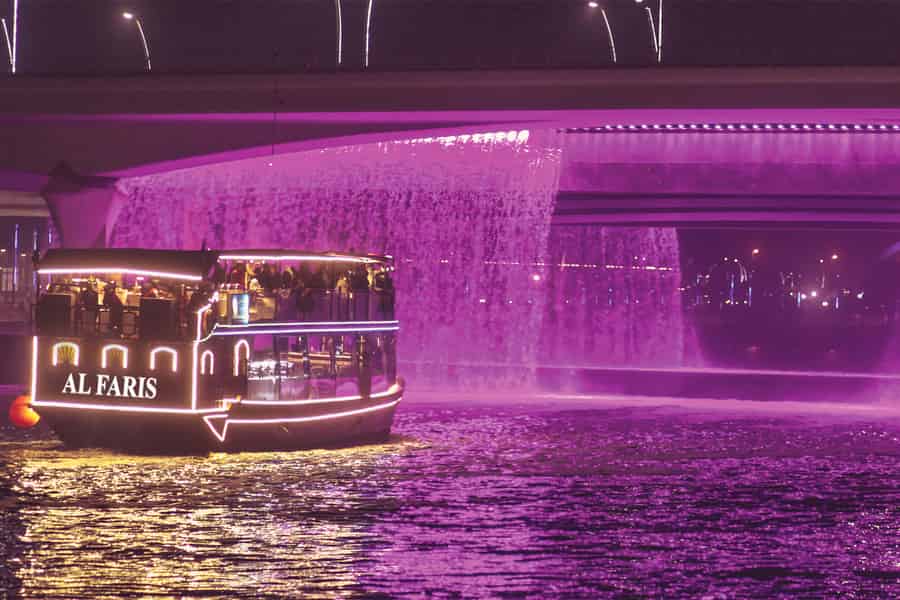 Dubai: Grachtenfahrt mit Dinner & La Perle Show (Gold-Tickets). Foto: GetYourGuide