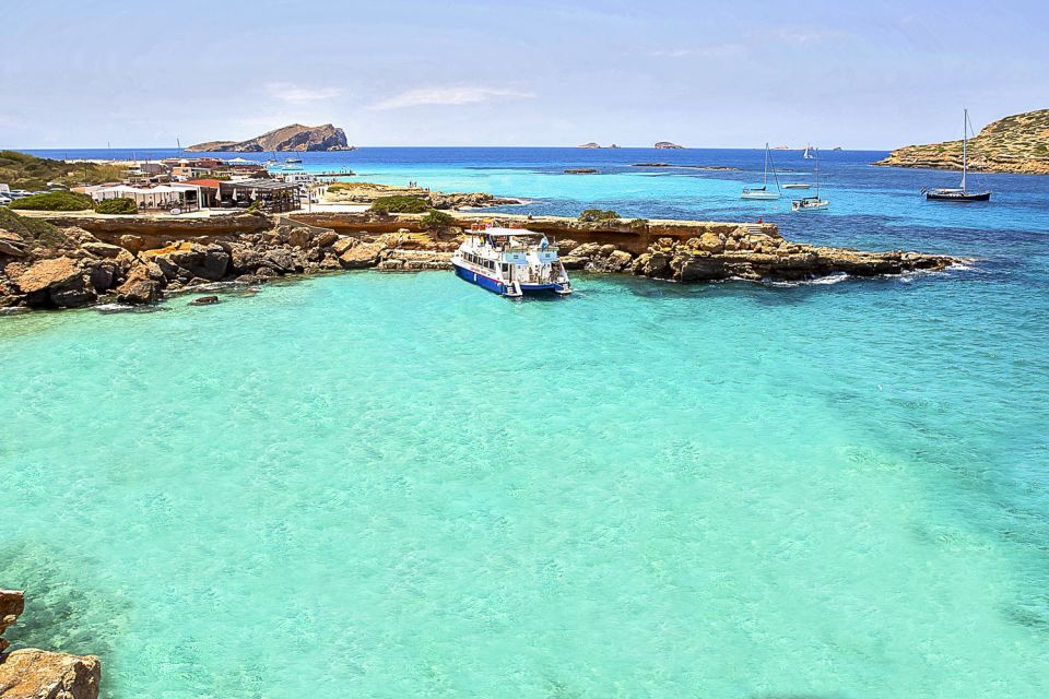 Cruzeiro pelas praias Cala Bassa e Cala Conta em Ibiza nas ilhas Baleares
