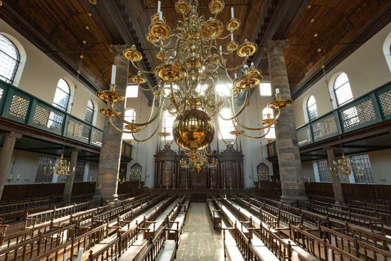 Uno de los cuatro grandes candelabros en la Sinagoga portuguesa de Ámsterdam Crédito getyourguide.es