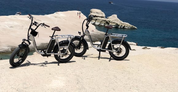 Milos : vélo électrique une demi-journée et plage de Sarakíniko