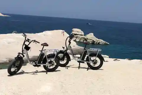 Milos: passeio de bicicleta elétrica de meio dia com a praia de Sarakiniko