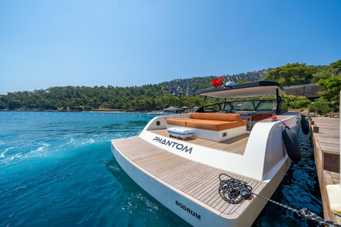 Yalıkavak: Private Yacht Cruise with Lunch & Drinks