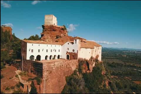 Salou: Hermitage Red Hills Tour & Lake Riudecanyes