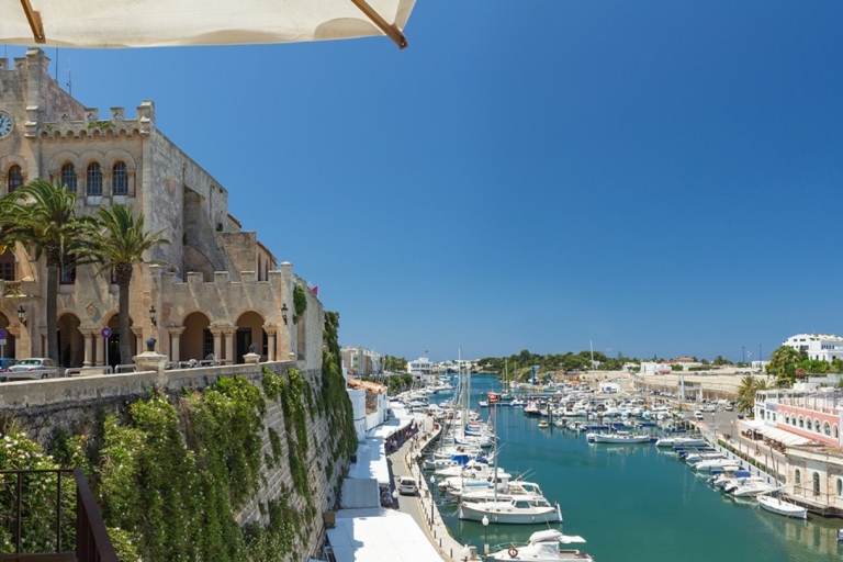 Desde Mallorca: Excursión de un día con guía a MenorcaExcursión con recogida en el norte de Mallorca