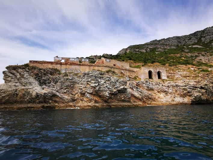 Desde Sesimbra Paseo En Barco Por La Playa Y Las Cuevas De Ribeira Do