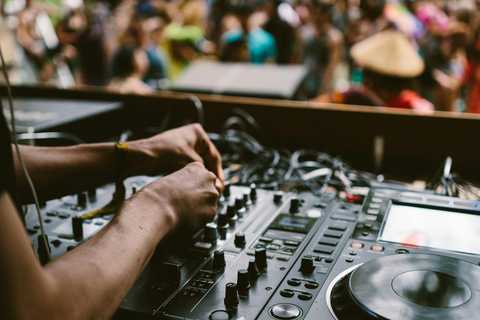 Chantiers de la Garonne: Comedy club and DJ set.