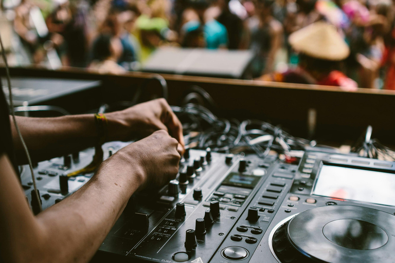 Chantiers de la Garonne: Comedy club and DJ set.