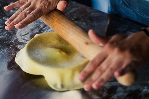 Atenas: clase de cocina griega y cena en la azotea