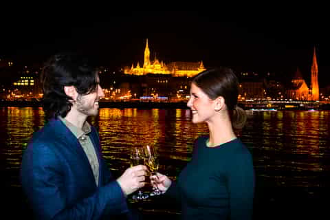Budapest: Danube Cruise with Hungarian Dinner and Live Music