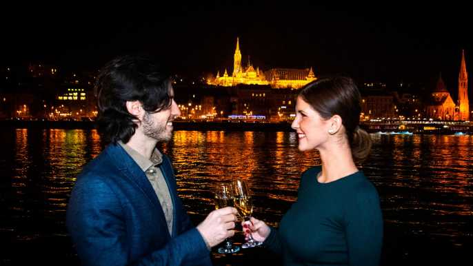 Budapest: Danube Cruise with Hungarian Dinner and Live Music