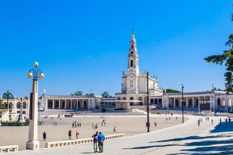 Lisbona: tour privato di 8 ore in Tesla di Fatima, Nazare e Obidos