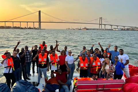 Cruzeiro ao pôr do sol na Baía de Maputo