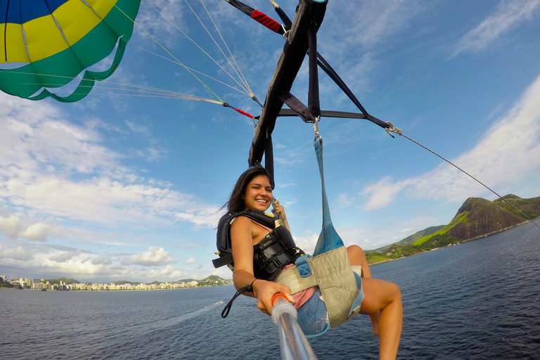 Rio de Janeiro: 2-stündige Bootsfahrt mit Parasailing(!) Rio de Janeiro: 2-stündige Bootsfahrt mit Parasailing