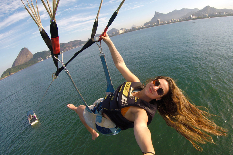 Rio de Janeiro: 2-stündige Bootsfahrt mit Parasailing(!) Rio de Janeiro: 2-stündige Bootsfahrt mit Parasailing