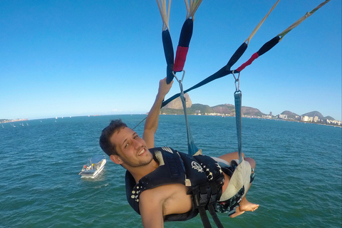 Rio de Janeiro: 2-stündige Bootsfahrt mit Parasailing(!) Rio de Janeiro: 2-stündige Bootsfahrt mit Parasailing