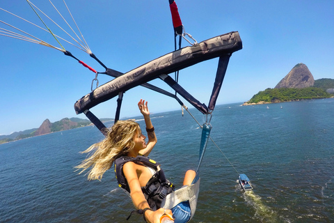 Rio de Janeiro: 2-stündige Bootsfahrt mit Parasailing(!) Rio de Janeiro: 2-stündige Bootsfahrt mit Parasailing