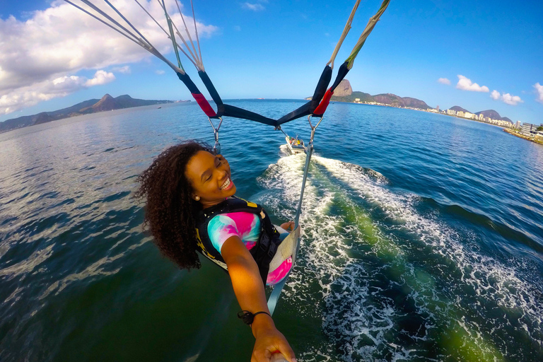 Rio de Janeiro: 2-stündige Bootsfahrt mit Parasailing(!) Rio de Janeiro: 2-stündige Bootsfahrt mit Parasailing