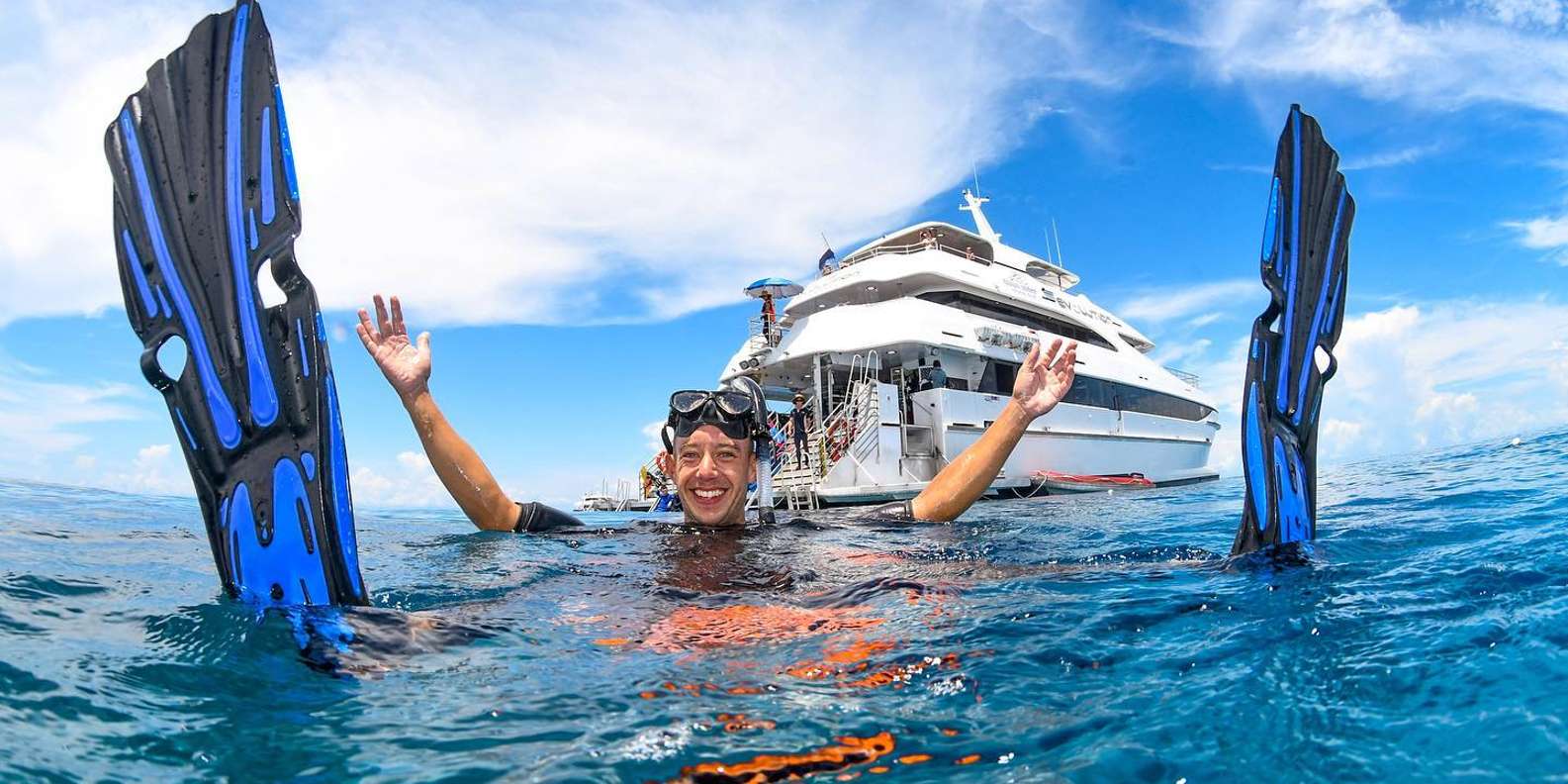 Cairns: Outer Great Barrier Reef Full-Day Tour with Lunch