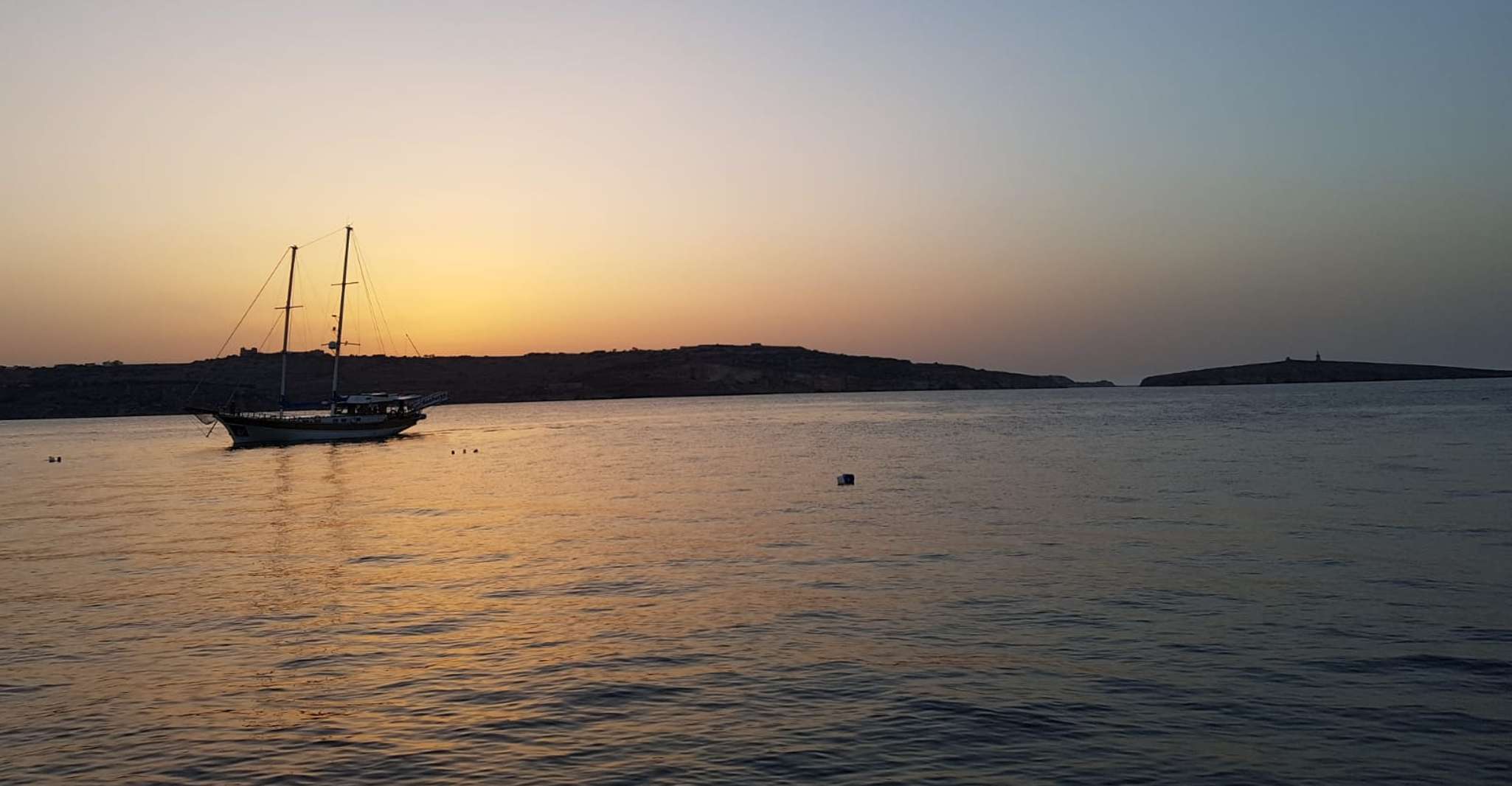 Crucero al atardecer hacia la Laguna Azul y las cuevas marinas - Hizvo