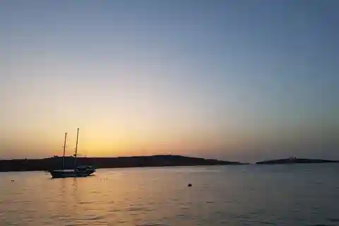 Cruzeiro no final da tarde para a Lagoa Azul e cavernas marinhas