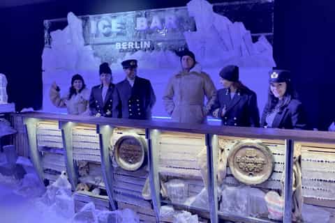 Berlin: Icebar-Eingang mit Cocktail und zwei Getränken