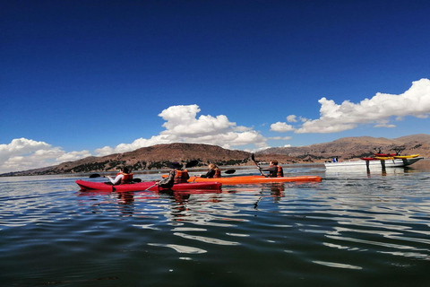 Puno: Experiência de caiaque na ilha flutuante de Uros no Lago Titicaca