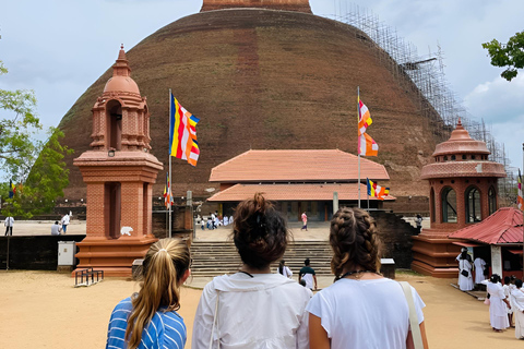 Anuradhapura: Guided Pvt Bike Tour with Lunch & Entry Ticket