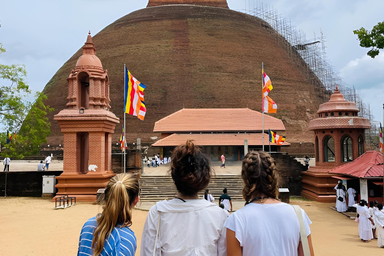 Anuradhapura: Guided Pvt Bike Tour with Lunch & Entry Ticket