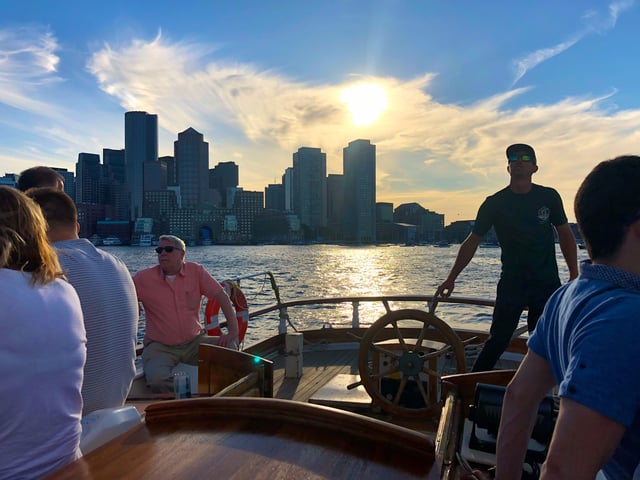 Boston: Hafenrundfahrt bei Sonnenuntergang mit einem großen Schiff