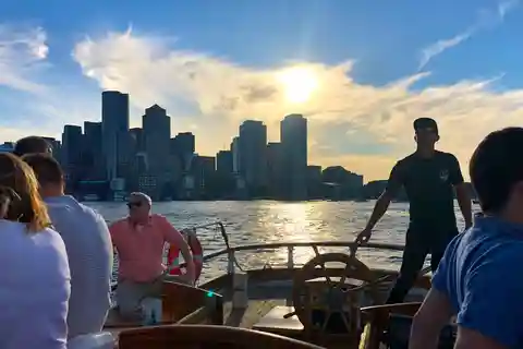 Boston: Cruzeiro ao pôr do sol em um navio alto no porto
