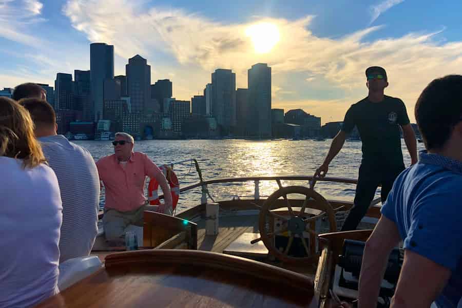 Boston: Hafenrundfahrt bei Sonnenuntergang mit einem großen Schiff