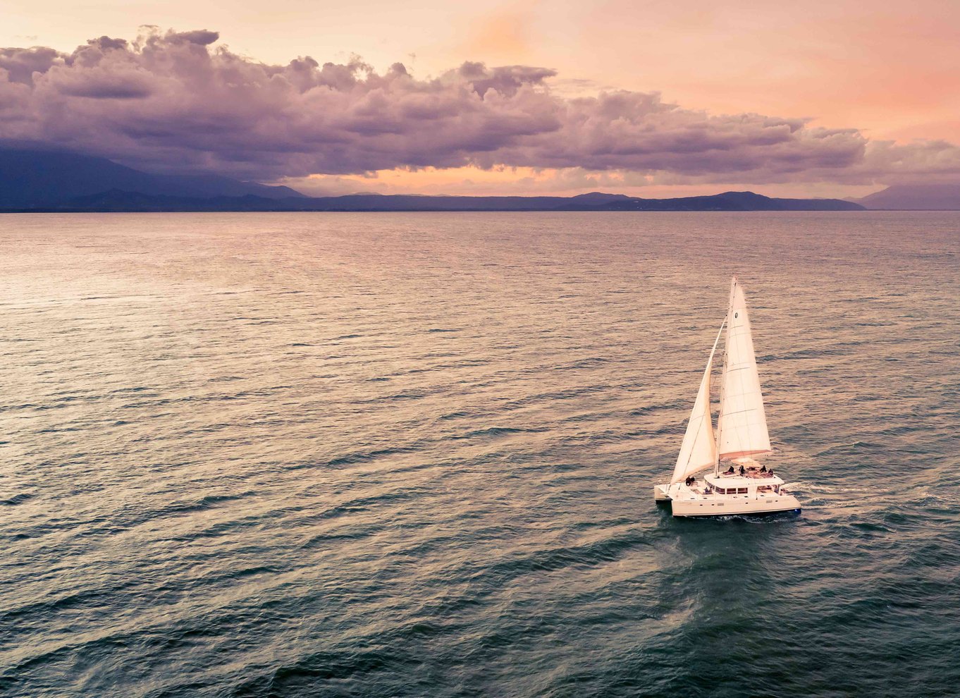 Port Douglas: Sejltur i solnedgang på luksuskatamaran