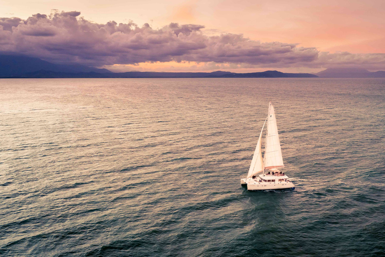 Port Douglas: cruzeiro ao pôr do sol em catamarã de luxo