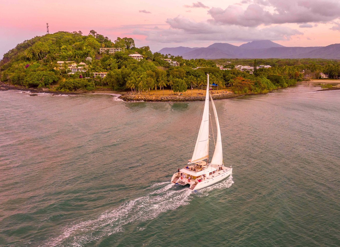 Port Douglas: Sejltur i solnedgang på luksuskatamaran