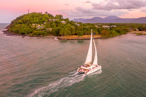 Port Douglas: crociera in barca a vela al tramonto su catamarano di lusso