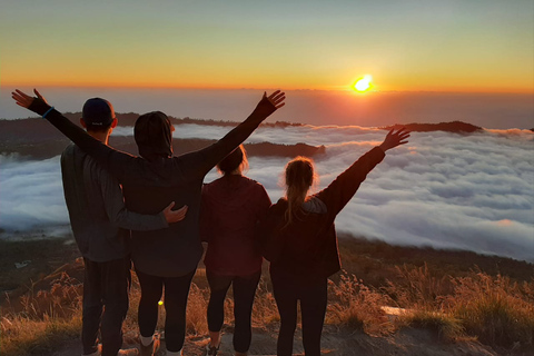 Monte Batur Sunrise Trek e tour delle sorgenti termaliTour con trasferimenti